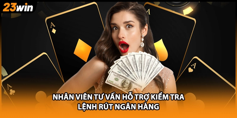 Nhân viên tư vấn hỗ trợ kiểm tra lệnh rút ngân hàng